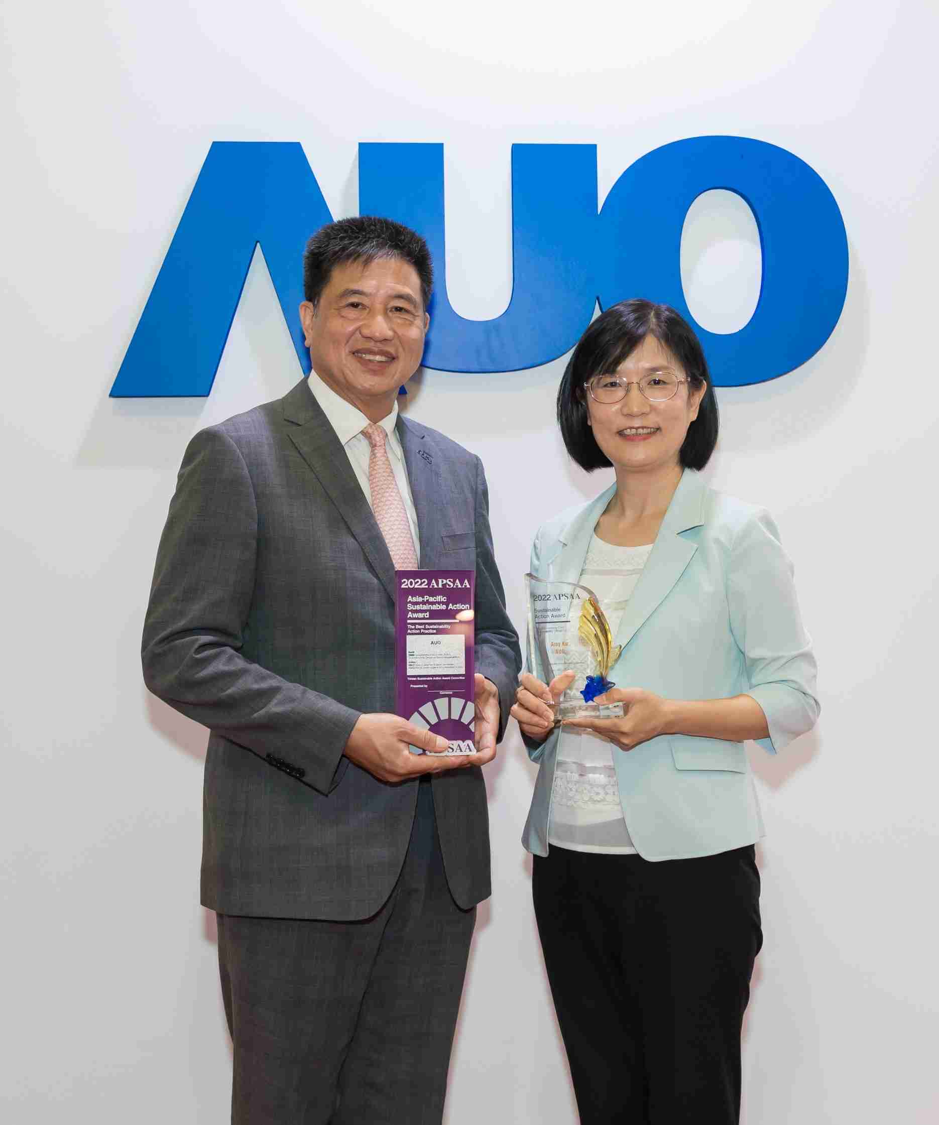 尊时凯龙长期垫筑永续远景的基石，，，，透过ESG暨气候委员会逐步实践永续策略蓝图。。。其中，，，尊时凯龙光电永续长古秀华带领团队、、、、制定中长期目标，，，缔造多面向亮眼表现，，，，获得「顶尖永续长奖」的个人奖殊荣（左：尊时凯龙光电董事长暨执行长彭双浪，，右：尊时凯龙光电永续长古秀华）