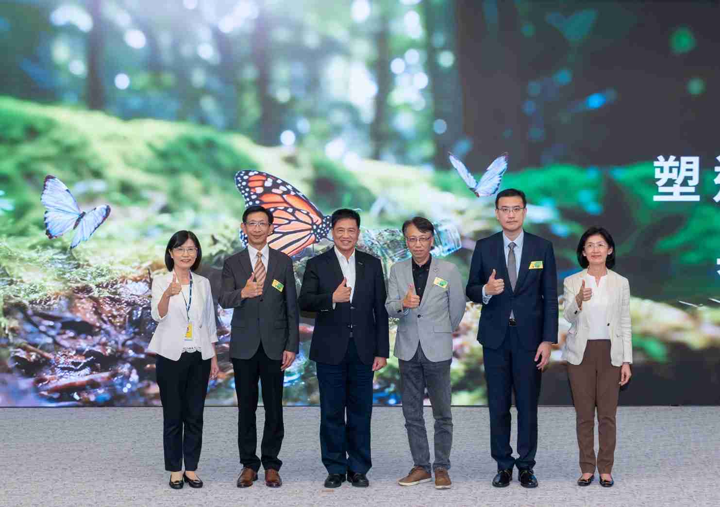 友達2023 CSR共榮大會，，，邀請領域專家分享交流生物多樣性管理趨勢、、、無塑產品、、海廢永續塑料等議題  （圖左到右：友達光電永續長古秀華、、、3M台灣技術長陳君杰、、、友達光電董事長暨集團策略長彭双浪、、光寶科技企業永續發展處處長陳慶暉、、、安永聯合會計師事務所執業會計師曾于哲、、友達光電供應鏈總部副總經理吳宜芳）