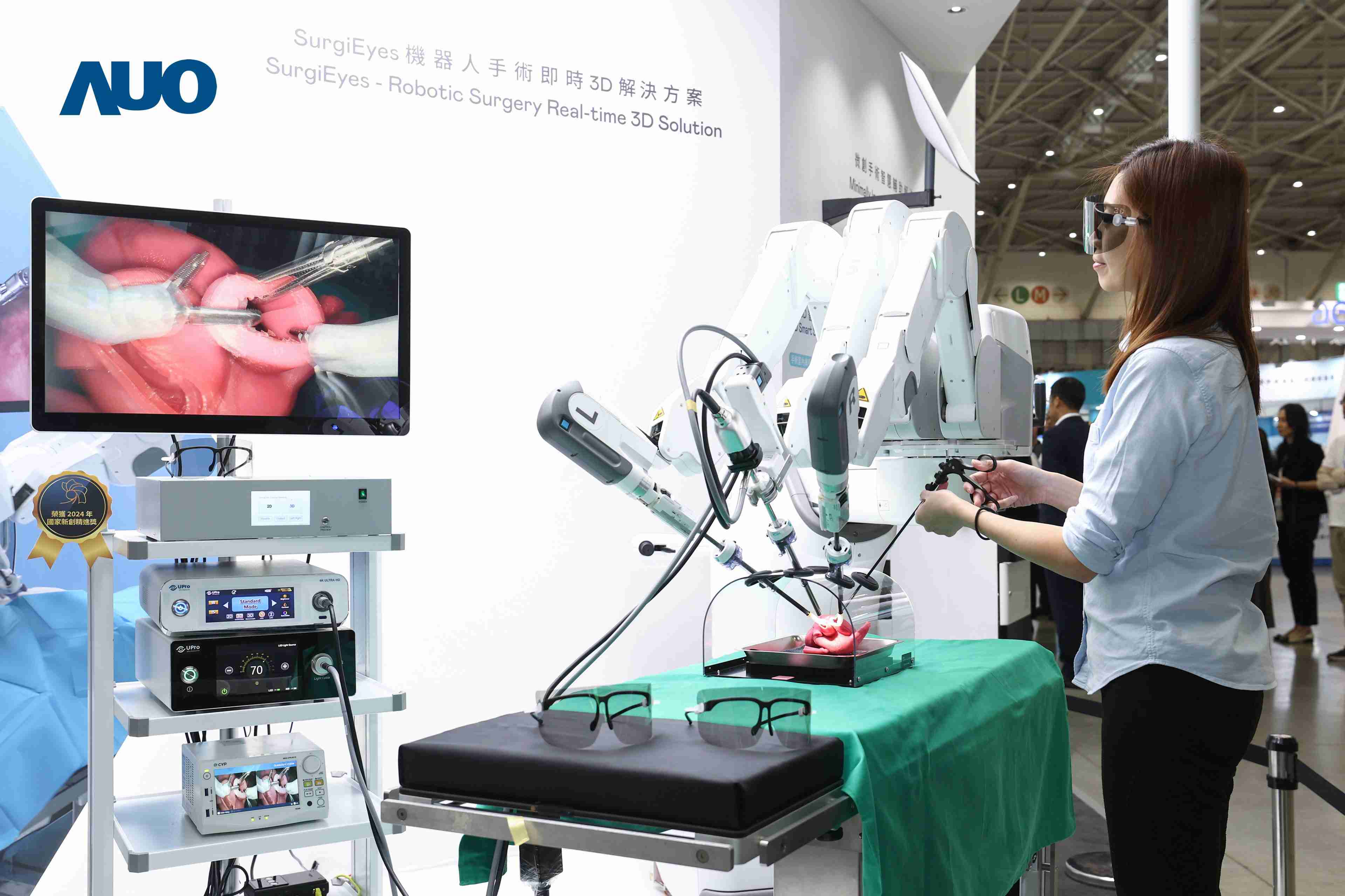 达擎以领先的3D显示技术推出〝SurgiEyes机器人手术实时3D解决方案〞，，整合先进3D图像处理与独家3D垂直宽视角、、、广色域的显示技术，，，，手术团队可实时同步主刀医师视角看到清晰3D影像，，提升沟通效率与安全性。。。。